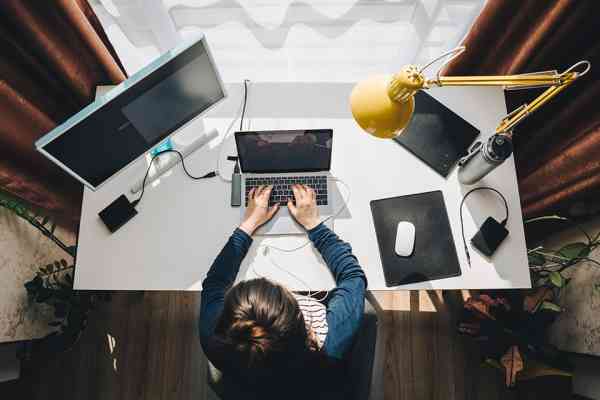 Frau sitzt im Homeoffice beim Schreibtisch und arbeitet am Laptop - © phpetrunina14 - stock.adobe.com