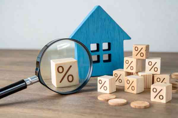 Lupe, Holzhaus und Würfel mit Prozentzeichen - © Foto Fusion - stock.adobe.com