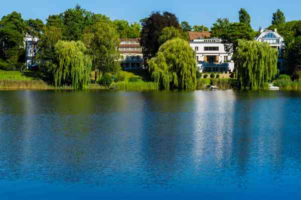 Immobilien entlang eines Flusses - © spuno - stock.adobe.com